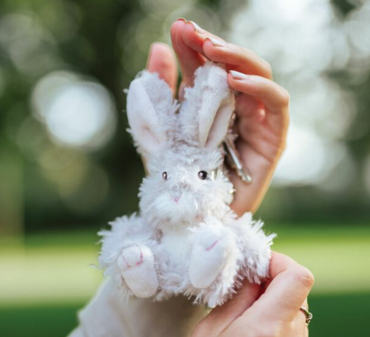 Llavero de peluche con el personaje de Rowan Hare