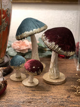 Cargar imagen en el visor de la galería, Dos setas decorativas de terciopelo en color burdeos