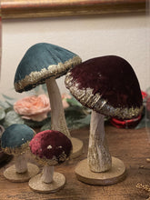 Cargar imagen en el visor de la galería, Dos setas decorativas de terciopelo en color burdeos