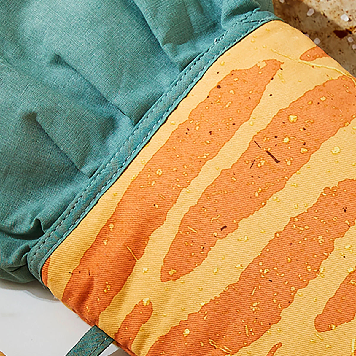 Guante de horno con forma de zanahoria