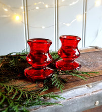 Cargar imagen en el visor de la galería, Candelabro pequeño en cristal rojo