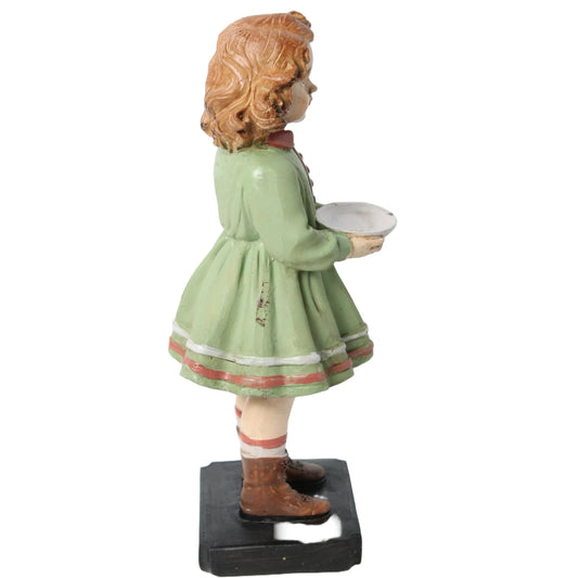 Figura decorativa niña con vestido verde y plato