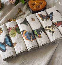 Cargar imagen en el visor de la galería, Set de seis servilletas de lino diseño de mariposas