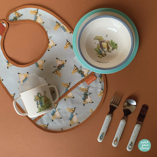 Plato azul de melamina con dibujo de Peter Rabbit