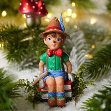 Cargar imagen en el visor de la galería, Adorno de Pinocho Sentado sobre Libros