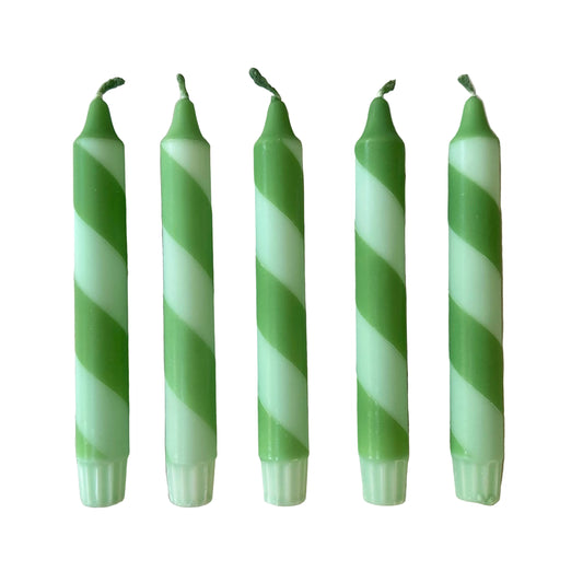 Velas de bastón  a rayas verdes coloridas sumergidas a mano