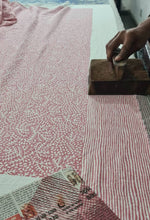 Cargar imagen en el visor de la galería, Almohadón Handmade Varmala Roza con relleno