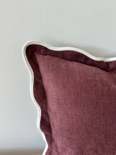 Cargar imagen en el visor de la galería, Cojín Chloe Plum con Borde Festoneado 45x45