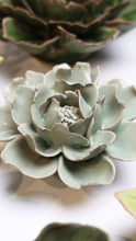 Cargar imagen en el visor de la galería, Flor de cerámica de  jardín Inglés