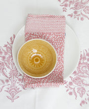 Cargar imagen en el visor de la galería, Mantel Varmala rosa estampado a mano (160 x 340 cm)