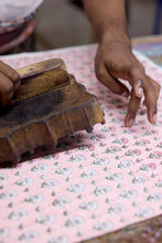 Cargar imagen en el visor de la galería, Caja de pañuelos con estampado - Floral rosa
