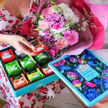 Cargar imagen en el visor de la galería, Caja de lata con 9 mezclas de té