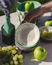 Cargar imagen en el visor de la galería, Plato rallador de cerámica mediano con caja de regalo