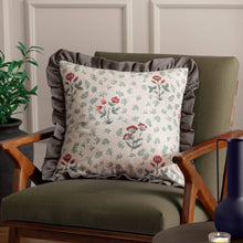 Cargar imagen en el visor de la galería, Almohadón con Volantes Estampado Floral de Lino Renata (50 x 50 cm)