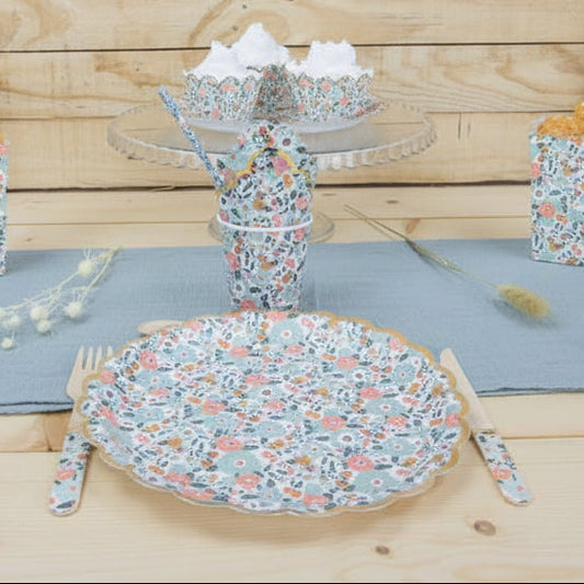 Platos de papel festoneados con flores y borde dorado
