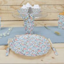 Cargar imagen en el visor de la galería, Platos de papel festoneados con flores y borde dorado