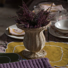 Cargar imagen en el visor de la galería, Jarrón de ratán con forma de jarrón griego