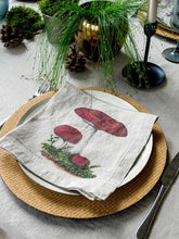 Cargar imagen en el visor de la galería, Set de seis servilletas de lino diseño de "Set de Hongos del Bosque"