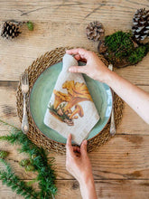 Cargar imagen en el visor de la galería, Set de seis servilletas de lino diseño de "Set de Hongos del Bosque"