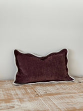 Cargar imagen en el visor de la galería, Funda de Cojín Chloe Plum con Borde Festoneado