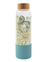 Cargar imagen en el visor de la galería, Botella de vidrio con diseño Golden Lily de William Morris y tapa de bambú