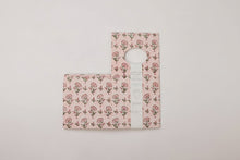 Cargar imagen en el visor de la galería, Caja de pañuelos con estampado - Floral rosa