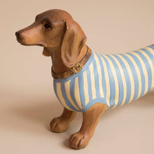 Cargar imagen en el visor de la galería, Teckel de Resina con jersey azul y blanco