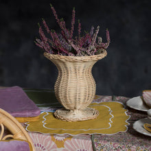 Cargar imagen en el visor de la galería, Jarrón de ratán con forma de jarrón griego