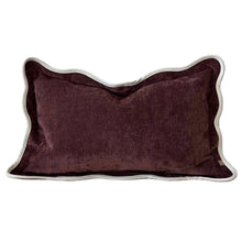 Cargar imagen en el visor de la galería, Funda de Cojín Chloe Plum con Borde Festoneado