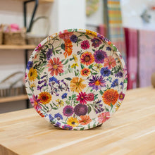 Cargar imagen en el visor de la galería, Bandeja de lata diseño flores de jardín
