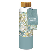 Cargar imagen en el visor de la galería, Botella de vidrio con diseño Golden Lily de William Morris y tapa de bambú