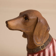 Cargar imagen en el visor de la galería, Teckel Britta de resina con jersey a rayas