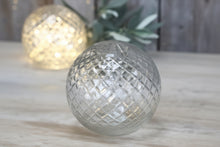 Cargar imagen en el visor de la galería, Bola de cristal tallada para vela