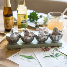 Cargar imagen en el visor de la galería, Figura decorativa de animales en copas plateadas – Estilo rústico navideño