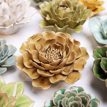 Cargar imagen en el visor de la galería, Flores de Cerámica Peonía Encanto de Caramelo