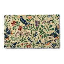 Cargar imagen en el visor de la galería, Felpudo de fibra de coco con diseño Garden Party del Victoria and Albert Museum