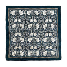 Cargar imagen en el visor de la galería, Pañuelo  diseño William Morris  100 % seda (90x90cm)