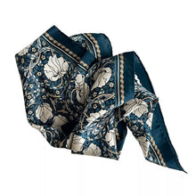 Cargar imagen en el visor de la galería, Pañuelo  diseño William Morris  100 % seda (90x90cm)