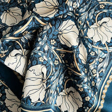 Cargar imagen en el visor de la galería, Pañuelo  diseño William Morris  100 % seda (90x90cm)