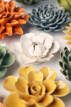 Cargar imagen en el visor de la galería, Flor de cerámica de Narciso