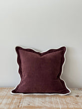 Cargar imagen en el visor de la galería, Cojín Chloe Plum con Borde Festoneado 45x45