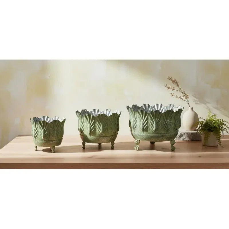 Macetas decorativas verdes en metal