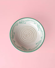 Cargar imagen en el visor de la galería, Plato rallador de cerámica mediano con caja de regalo