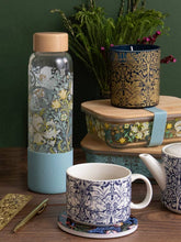 Cargar imagen en el visor de la galería, Botella de vidrio con diseño Golden Lily de William Morris y tapa de bambú