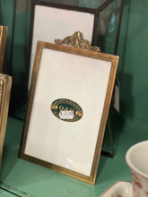 Cargar imagen en el visor de la galería, Marco de fotos pequeño dorado con detalles
