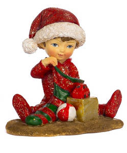 Figuras en forma de niños con gorro de Santa