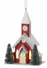 Cargar imagen en el visor de la galería, Adorno de casita de pueblo roja  ( 11.43cm )