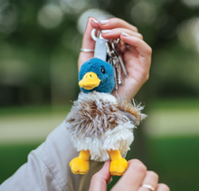 Cargar imagen en el visor de la galería, Llavero de peluche con el personaje Webster