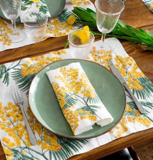 Set de seis servilletas de lino blanco estampadas de flores amarillas