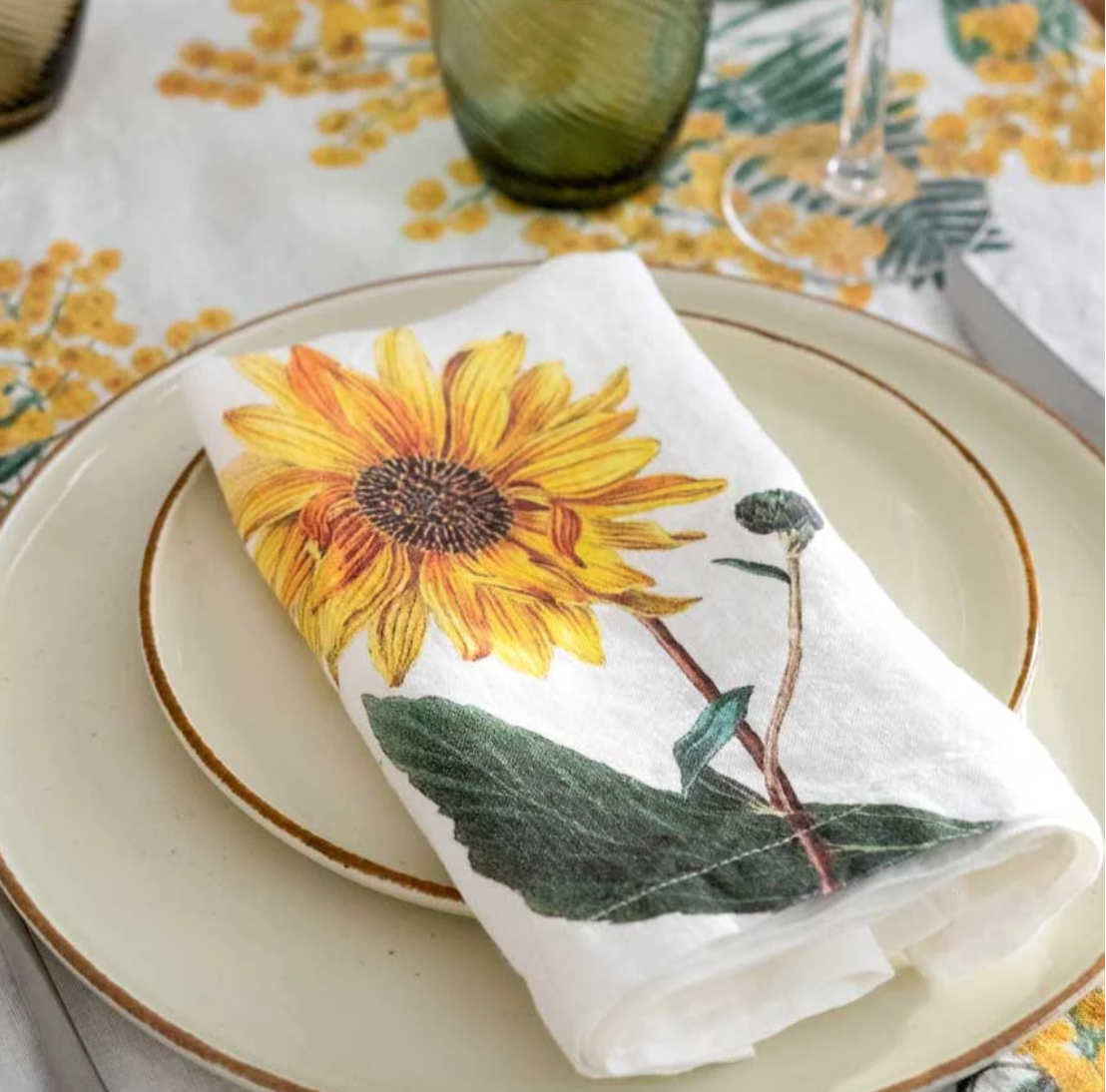 Set de seis servilletas de lino blanco estampadas de flores amarillas